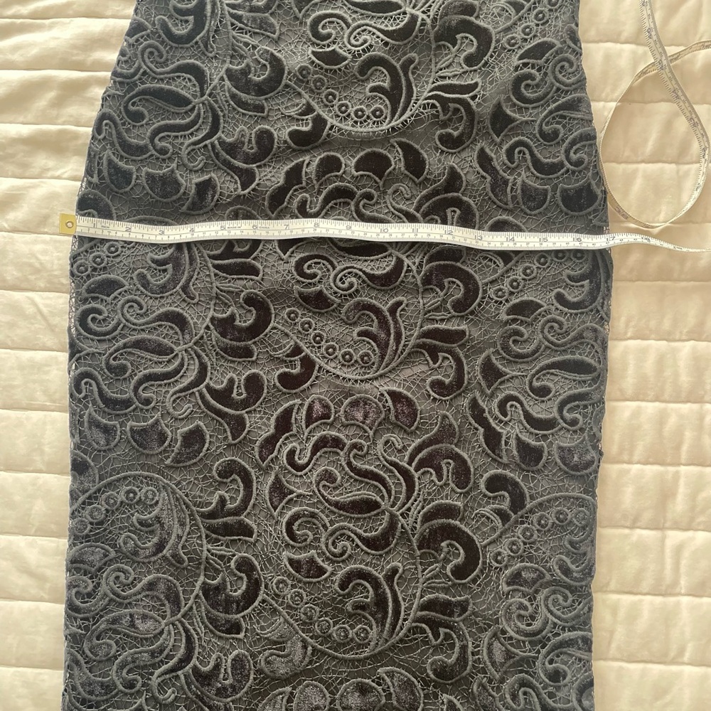 Donna Karan Embroidered Sleeveless Sheath
Dress - Picture 10 of 11